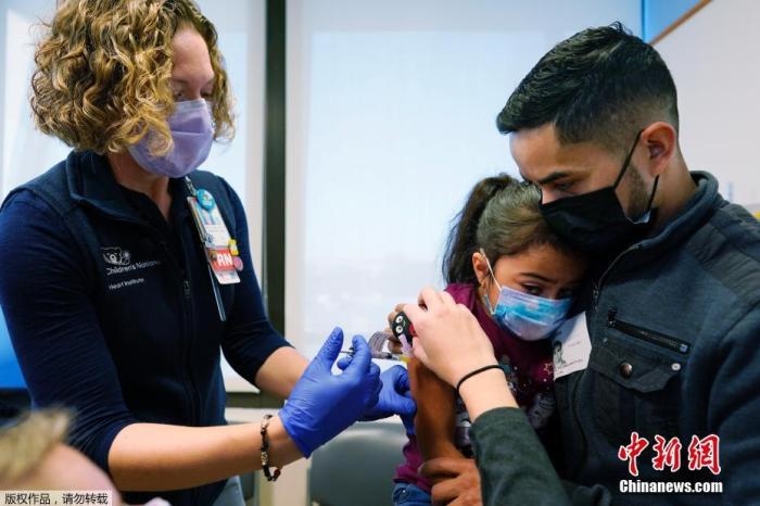 資料圖：當(dāng)?shù)貢r間11月3日，美國華盛頓，國立兒童醫(yī)院為孩子接種疫苗。美國新冠疫苗接種進(jìn)入了一個新階段，數(shù)百萬名小學(xué)生現(xiàn)在可以接種疫苗。
