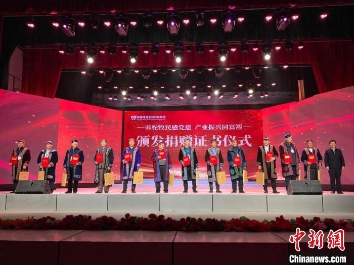 阿勒泰地區(qū)牧民靠企業(yè)的幫扶走上了致富道路?！」o琨 攝