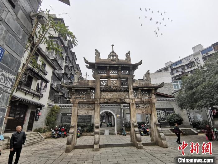 “道冠古今”牌坊。　梁山 攝