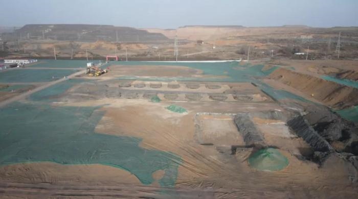 2021年12月11日，督察組使用無人機拍攝，神木市蘭炭產(chǎn)業(yè)特色園區(qū)檸條塔片區(qū)廢水集中處理設(shè)施僅完成部分基礎(chǔ)建設(shè)