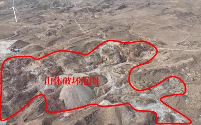  2021年12月12日，督察組使用無人機(jī)拍攝，中寧縣馬道梁北部歷史遺留礦山破壞山體面積達(dá)240余畝，現(xiàn)場(chǎng)滿目瘡痍、千瘡百孔