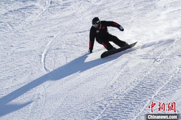 圖為滑雪場現(xiàn)場?！≡S婷 攝