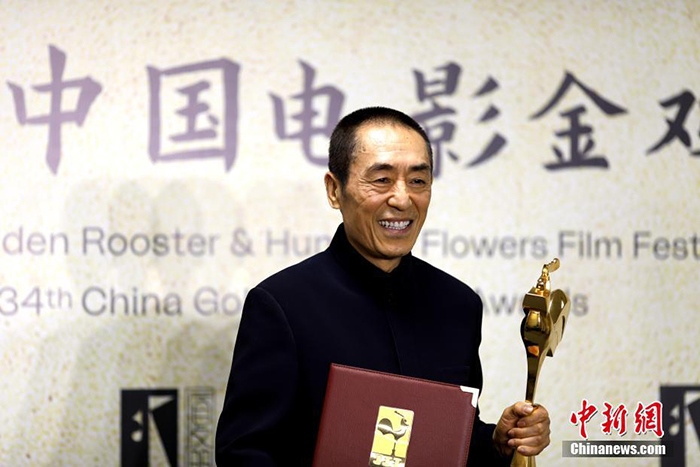12月30日晚，第34屆中國(guó)電影金雞獎(jiǎng)?lì)C獎(jiǎng)典禮在福建省廈門(mén)市舉行。張藝謀以執(zhí)導(dǎo)《懸崖之上》榮膺最佳導(dǎo)演獎(jiǎng)。 <a target='_blank' href='/'>中新社</a>記者 呂明 攝