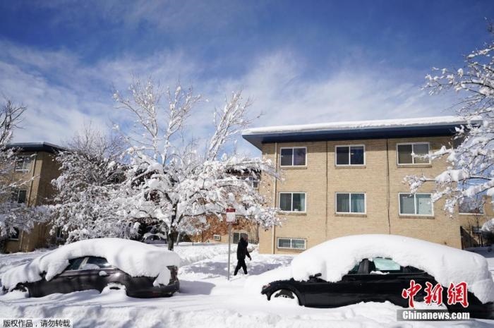 資料圖：當(dāng)?shù)貢r(shí)間2021年3月15日，美國(guó)科羅拉多州丹佛，當(dāng)?shù)赜瓉?lái)強(qiáng)暴風(fēng)雪天氣，城市被積雪覆蓋。