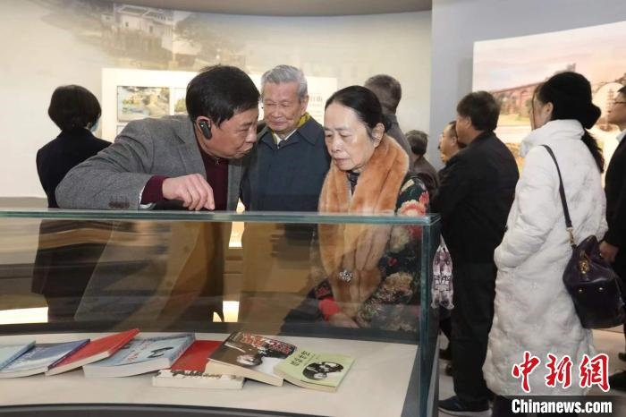 船政后裔在參觀新館。　陳曉靜 攝