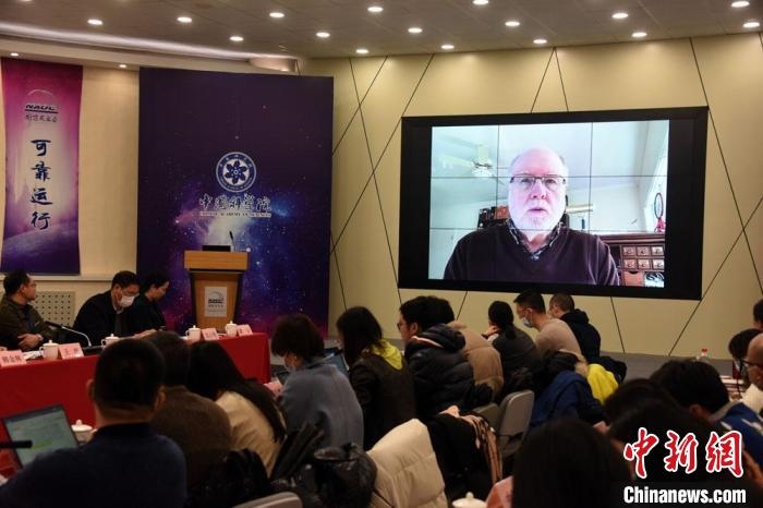 美國伊利諾伊大學(xué)教授理查德？克魯切爾通過視頻點(diǎn)評FAST測量星際磁場最新研究成果?！?lt;a target='_blank' href='/'>中新社</a>記者 孫自法 攝