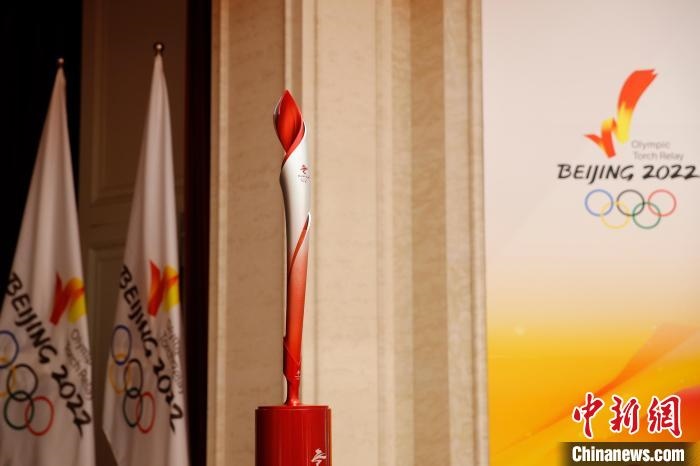 展示的北京冬奧會(huì)火炬?！〗x 攝