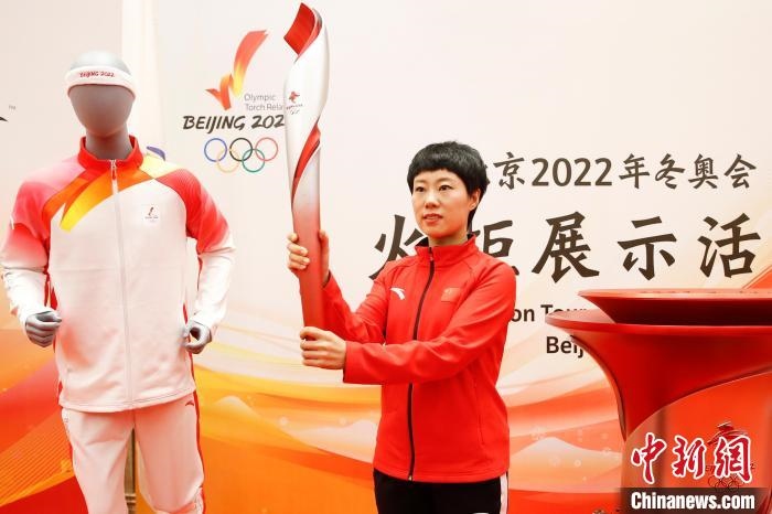 溫哥華冬奧會(huì)冠軍張會(huì)展示北京2022年冬奧會(huì)火炬。　姜輝 攝