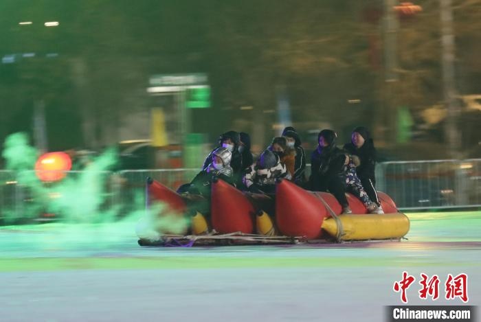 民眾沉醉在冰上香蕉船的快樂中?！∮诤Ｑ?攝