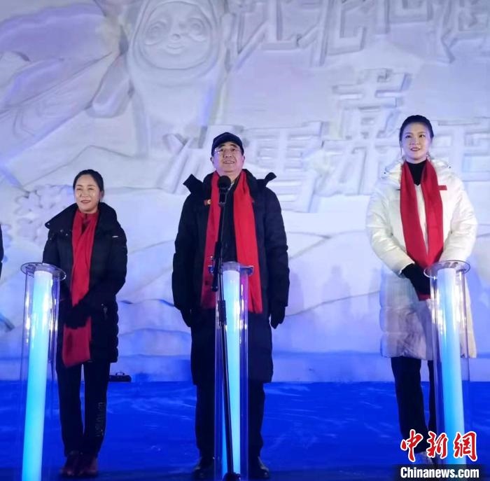 前女排國家隊隊長奧運冠軍惠若琪(右一)，中國女子田徑競走奧運冠軍王麗萍(左一)助陣當晚活動?！≮w桂華 攝