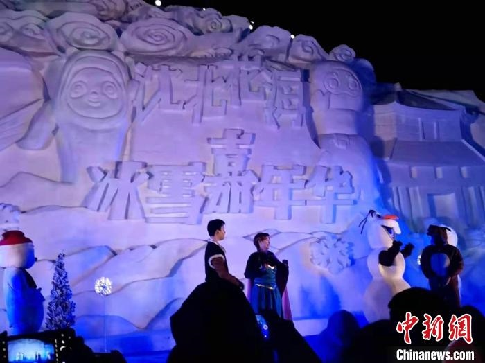 活動現(xiàn)場表演的《冰雪奇緣》很受歡迎?！≮w桂華 攝