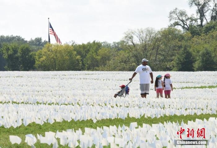 當?shù)貢r間2021年9月18日，美國首都華盛頓國家廣場上插著數(shù)十萬白色旗幟，悼念新冠逝者。這個名為“在美國：銘記”藝術(shù)裝置由美國藝術(shù)家弗斯滕伯格(Suzanne Firstenberg)策劃，她計劃在兩周內(nèi)與公眾一起在華盛頓國家廣場插上與美國新冠死亡病例數(shù)對應(yīng)的白旗，以示悼念。 <a target='_blank' href='/'>中新社</a>記者 陳孟統(tǒng) 攝