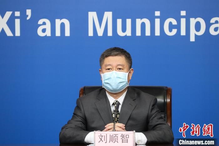 圖為西安市衛(wèi)生健康委主任劉順智6日在新聞發(fā)布會上?！∥靼彩姓﹫D