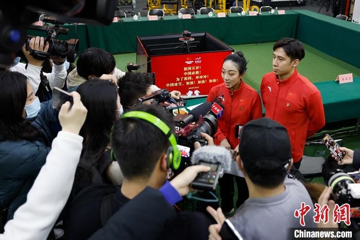 1月5日晚，全力沖刺北京冬奧學(xué)習(xí)座談會(huì)在北京舉行。座談會(huì)后，中國(guó)花樣滑冰雙人滑組合隋文靜、韓聰接受記者采訪。 <a target='_blank' href='/'>中新社</a>記者 富田 攝