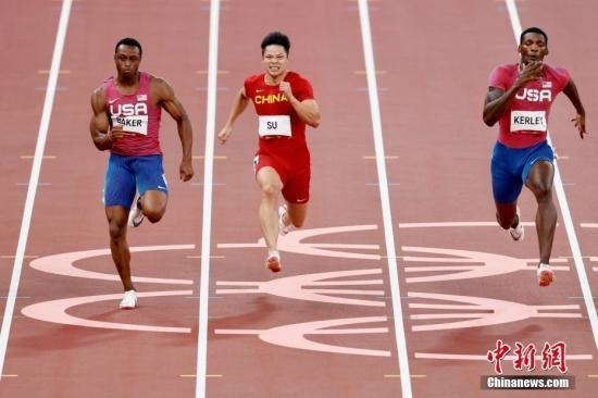 資料圖：北京時間8月1日晚，在東京奧運會男子百米決賽中，中國選手蘇炳添以9.98秒的成績獲得第六名，作為首位闖進奧運男子百米決賽的中國人，他再次創(chuàng)造了歷史。圖為蘇炳添在比賽中。<a target='_blank' href='/'>中新社</a>記者 富田 攝