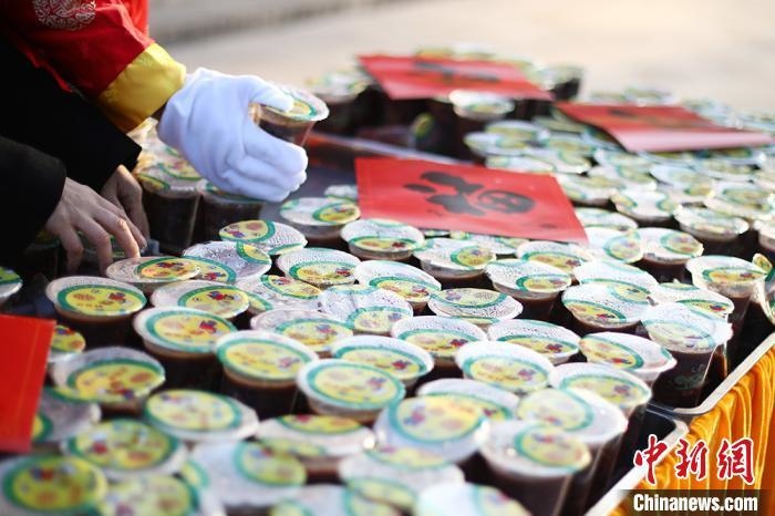 資料圖：工作人員將定制的臘八粥擺放整齊?！°蟛?攝