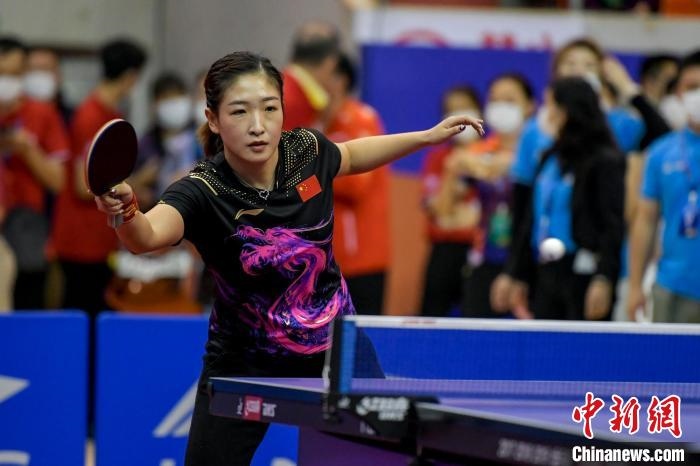 劉詩雯在2021年全國乒乓球“業(yè)余球王”總決賽中與選手互動(dòng)交流球技。　駱云飛 攝