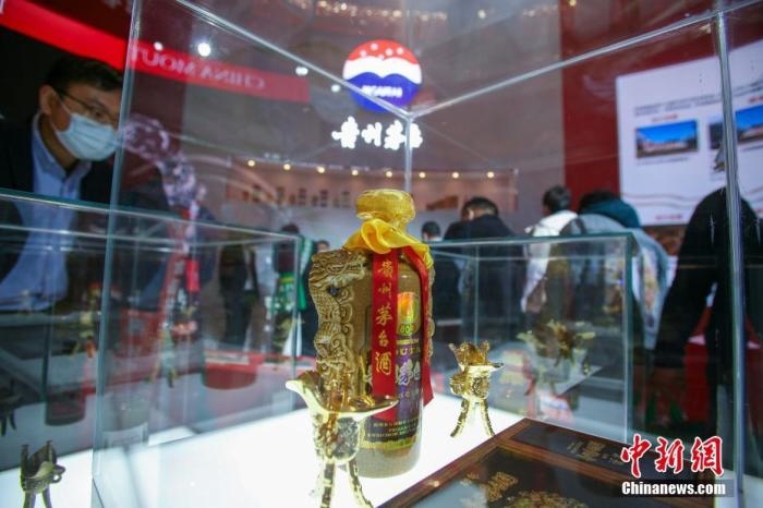 10月19日，天津，參觀者在中國茅臺展位參觀展示的白酒。當天，第105屆全國糖酒商品交易會在國家會展中心(天津)啟幕。本屆糖酒會展覽總面積20萬平方米，吸引了來自40多個國家和地區(qū)的3504家參展商參展，共設(shè)置了傳統(tǒng)酒類、葡萄酒及國際烈酒、食品及飲料、調(diào)味品及配料、食品機械及包裝等展區(qū)。 <a target='_blank' href='/'>中新社</a>記者 佟郁 攝