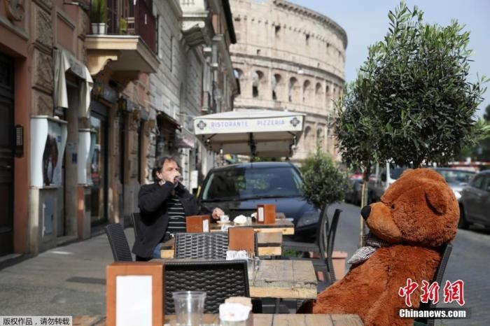 資料圖：意大利羅馬斗獸場附近的酒吧，顧客在露臺上喝酒。