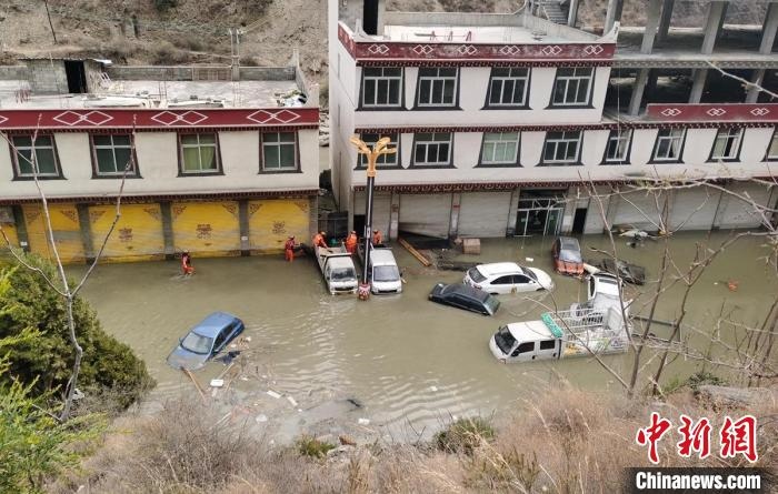 救援人員正在丹巴一處民房被淹處搜尋和轉移人員?！≈苡?攝