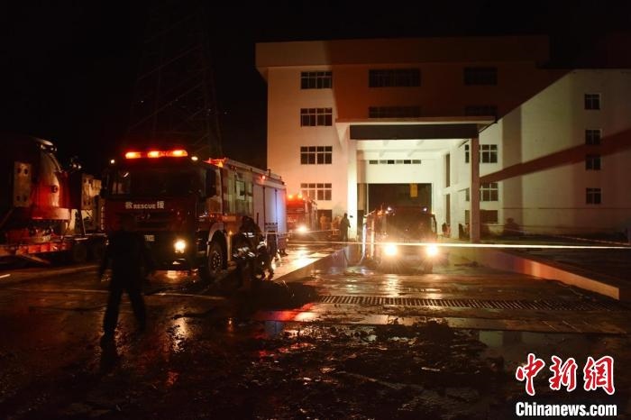 丹巴關州電站外多臺消防車輛正在開展排水作業(yè)?！≈苡?攝