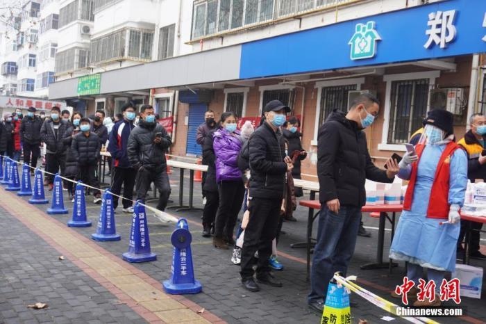 資料圖：1月7日，河南鄭州，市民有序排隊進行核酸檢測。<a target='_blank' href='/'>中新社</a>記者 劉鵬 攝
