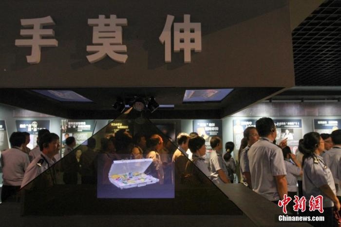 資料圖：2015年10月，海南省公安廳組織黨員干部前往反腐倡廉警示教育基地參觀受教。洪堅鵬 攝