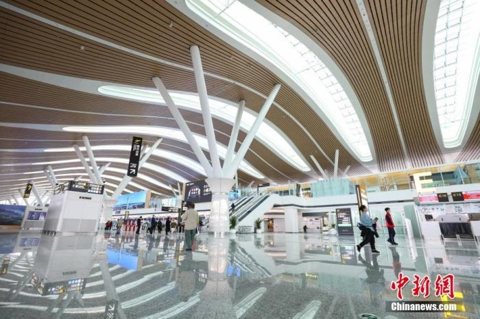 資料圖：貴陽龍洞堡國際機場T3航站樓出發(fā)大廳。 瞿宏倫 攝