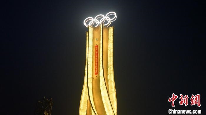 1月25日，由中建二局三公司承建的“海陀塔”順利竣工，奧運(yùn)五環(huán)閃耀延慶冬奧賽區(qū)?！≈薪ǘ秩竟﹫D
