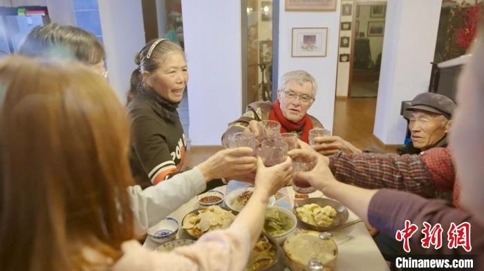 圖為賀歲紀(jì)錄片《“洋女婿”的中國年》劇照?！『h(yuǎn)航 攝