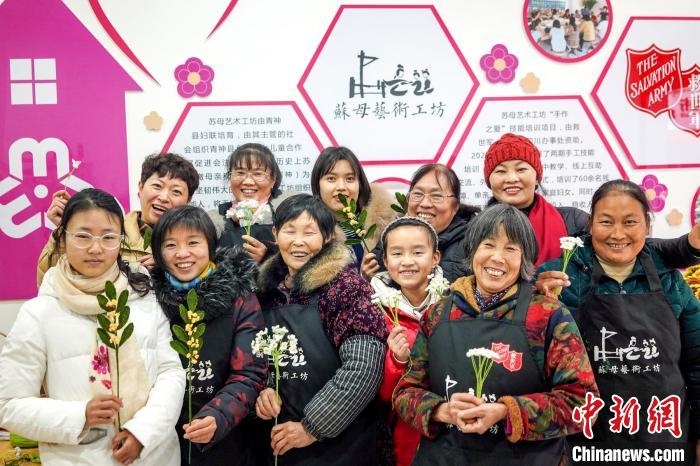 “蘇母藝術工坊”文創(chuàng)工作室的姐妹們?！」帕捡x 攝