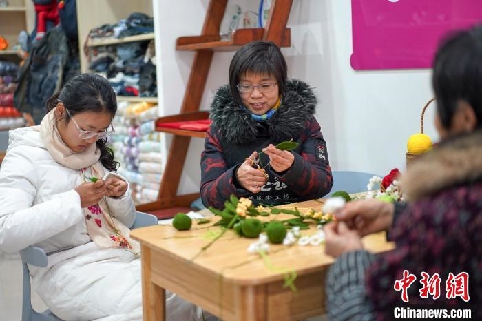 文創(chuàng)工作室的姐妹們正在鉤織月桂葉片。　古良駒 攝