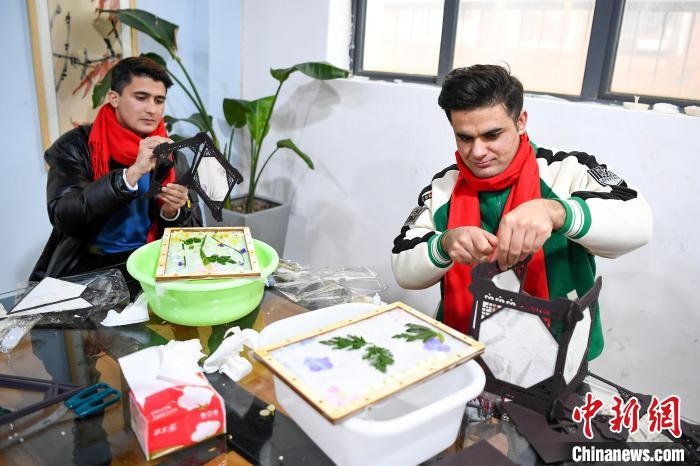 巴基斯坦留學(xué)生制作燈籠?！钊A峰 攝