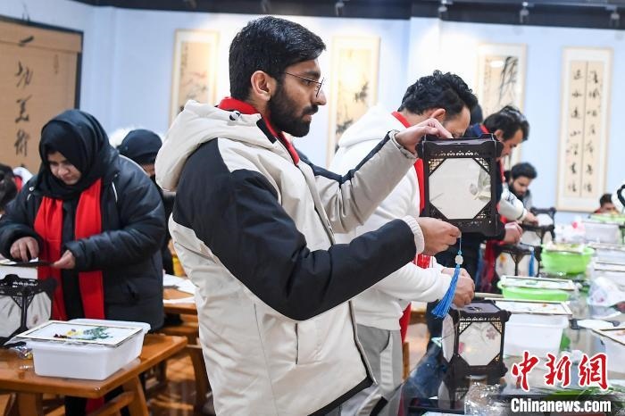 巴基斯坦留學(xué)生制作燈籠?！钊A峰 攝