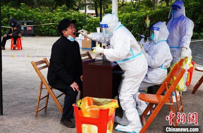 圖為德?？h組織民眾接受核酸檢測(cè)。　德?？h融媒體中心供圖