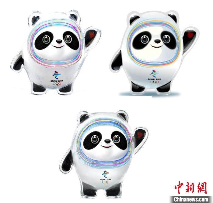 設(shè)計團隊將“冰絲帶”的形象引入大熊貓后逐漸成型。上方兩個形象還是外八字腳，下方形象為最終定稿?！⑵皆乒﹫D