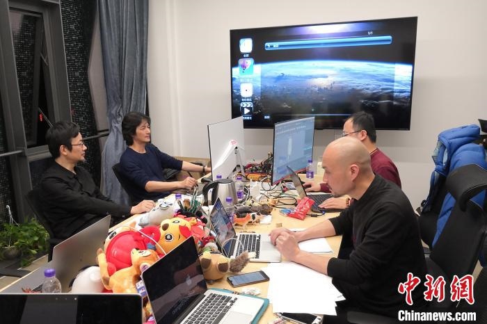 廣州美術(shù)學院曹雪、劉平云帶領(lǐng)的設(shè)計團隊對北京冬奧會吉祥物加班加點進行修改設(shè)計。(資料圖) 劉平云供圖