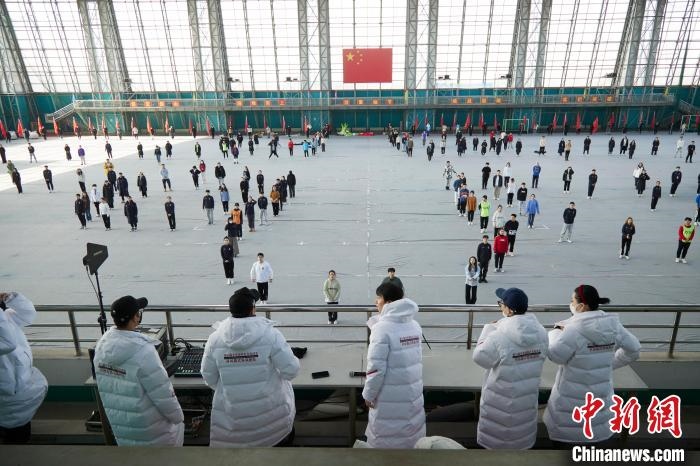 北京冬奧會閉幕式開始前，演員們在進行排練。　張文海 供圖