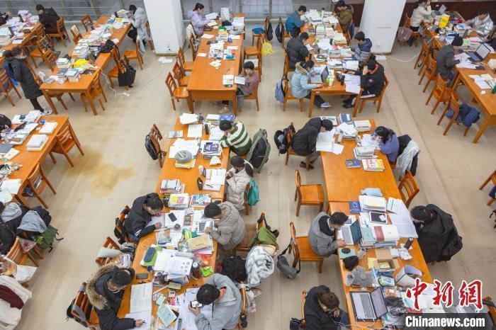 資料圖：南昌大學(xué)圖書館自習(xí)室內(nèi)，考生正在緊張復(fù)習(xí)?！⒘?攝