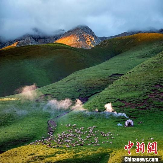 圖為作品《晨光炊煙》?！〗股?攝