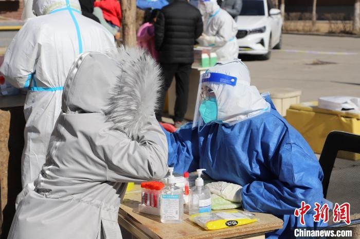 呼和浩特市民做核酸。　張林虎 攝