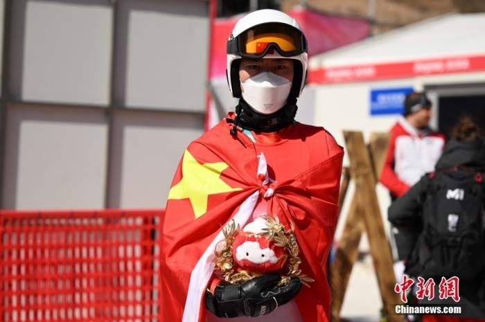 3月6日，中國選手梁景怡在賽后手捧吉祥物。當日，北京2022年冬殘奧會殘奧高山滑雪男子超級大回轉(zhuǎn)-站姿決賽在國家高山滑雪中心舉行，中國選手梁景怡奪得冠軍。 <a target='_blank' href='/'>中新社</a>記者 劉冉陽 攝 　