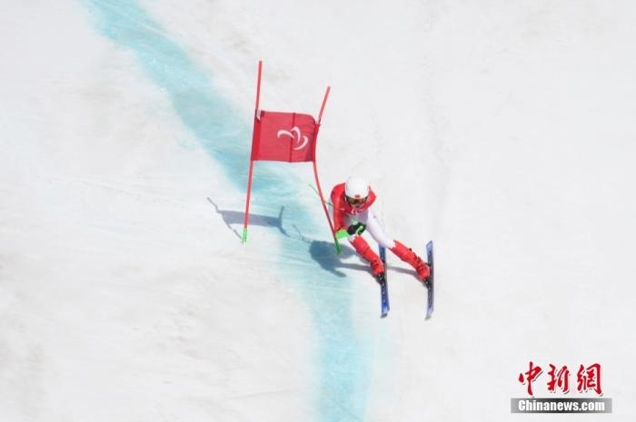 3月6日，中國選手梁景怡在比賽中。當日，北京2022年冬殘奧會殘奧高山滑雪男子超級大回轉(zhuǎn)-站姿決賽在國家高山滑雪中心舉行，中國選手梁景怡奪得冠軍。 <a target='_blank' href='/'>中新社</a>記者 劉冉陽 攝 　