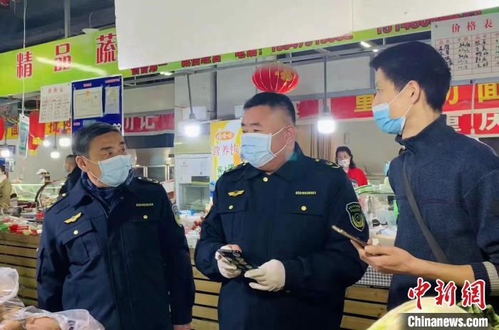 圖為執(zhí)法人員進(jìn)行調(diào)查?！±铈面谩z