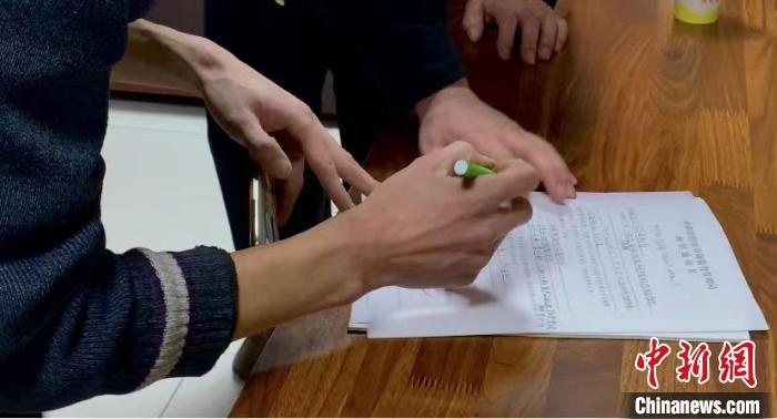 圖為現(xiàn)場下達(dá)詢問通知書?！±铈面?攝