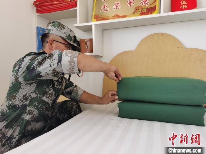 圖為謝寶民以軍人標(biāo)準(zhǔn)要求自己?！∈茉L者供圖
