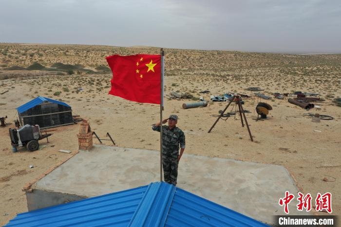 圖為每天升旗是謝寶民的必修課?！∈茉L者供圖