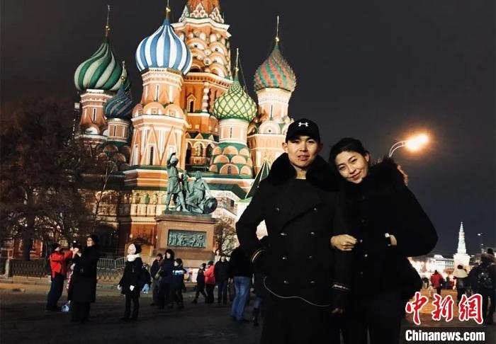 圖為敖木希勒夫婦留學(xué)合影?！“侥鞠＠展﹫D