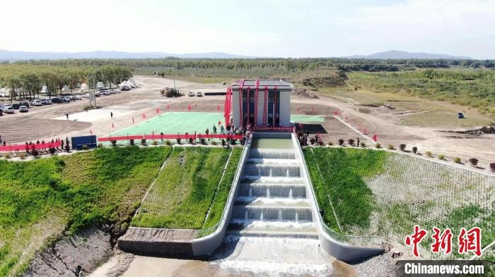 圖為生態(tài)補水現(xiàn)場。　范效孔 攝