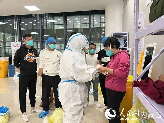 醫(yī)護人員正在方艙醫(yī)院工作。呼和浩特市第一醫(yī)院供圖